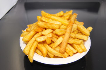 Pappschale mit großer Portion Pommes