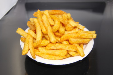 Pappschale mit großer Portion Pommes