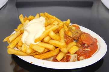 Pommes Mayo mit Currywurst