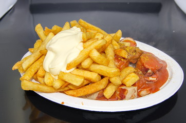 Pommes Mayo mit Currywurst