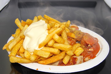 Pommes Mayo mit Currywurst