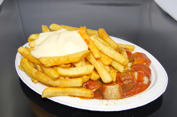 Pommes Mayo mit Currywurst