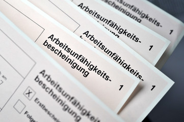 Obraz premium Arbeitsunfähigkeitsbescheinigung, Krankmeldung, Gesundheit, Krankheit, Arzt, Vorlage, Arbeitgeber, Krankenkasse, Attest, Unschärfe, 