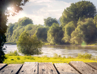 Blick auf eine Flusslandschaft im Frühling