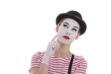 jeune fille mime maquillage blanc théâtre mimant la réflexion