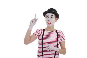 jeune fille mime maquillage blanc théâtre mimant trouver une idée 