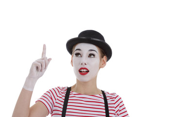 jeune fille mime maquillage blanc théâtre mimant trouver une idée 