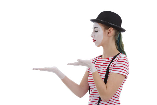 jeune fille mime maquillage blanc théâtre désignant un objet 