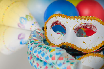 Fasching Maske Luftballon und Luftschlange mit Textfreiraum
