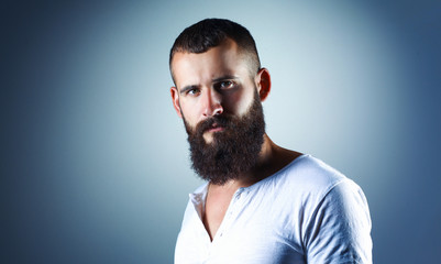 Obraz premium Portrait of handsome man standing, isolated on grey background