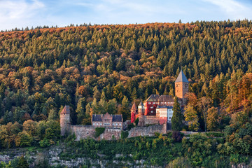Naklejka premium Schloss Zwingenberg im Herbstwald