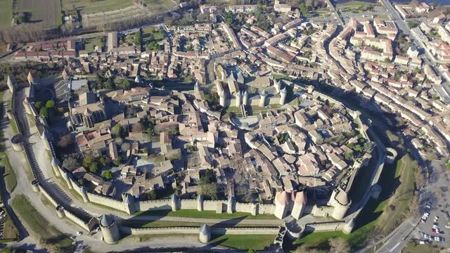 Prise de vue a&eacute;rienne panoramique de la Cit&eacute; de Carcassonne et de la ville basse, h&eacute;licopt&egrave;re en 4K