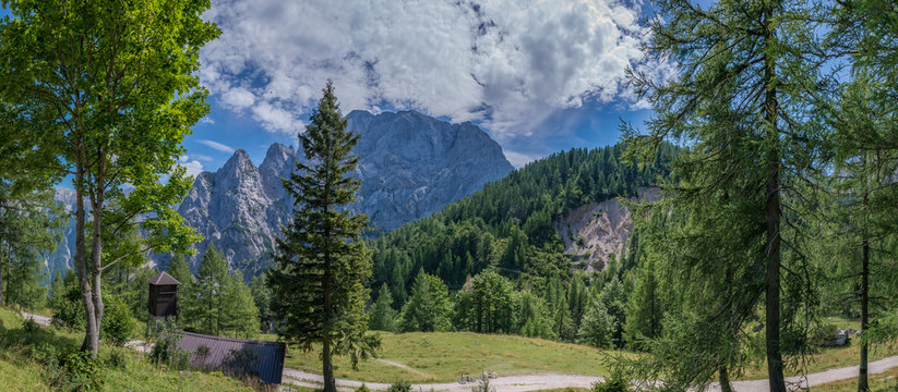Fototapeta Kranjska Gora / Słowenia 18, 2017: Okolice przełęczy Vrsic latem
