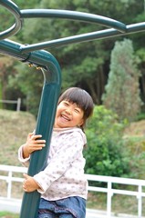 Obraz premium 公園の遊具で遊ぶ女の子