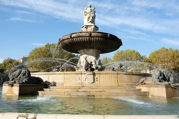 Papier Peint photo Fontaine Aix-en-Provence, France - 18 octobre 2017 : la célèbre fontaine Rotonde au pied de la rue du marché Cours Mirabeau