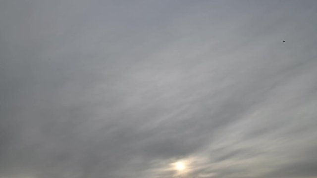 厚い雲。わずかに太陽の光。冬空。4K。タイムラプス動画。