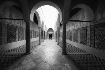 Obraz premium Man walking with Child, Islamic Art Courtyard
