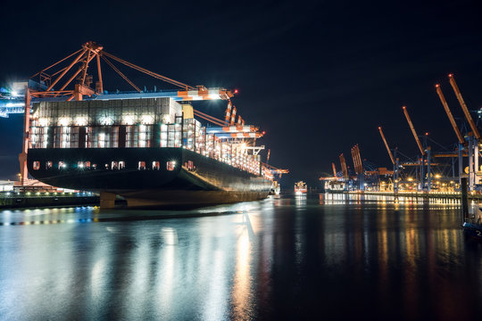 Containerschiffe im Hamburger Hafen 