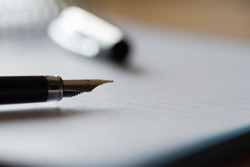 Ein Notizbuch und ein Stift auf einem Tisch im Büro