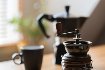 Ein Espresso Kocher, Kaffeemühle und eine Tasse