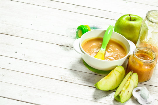 Baby food. Baby puree from fresh green apples.
