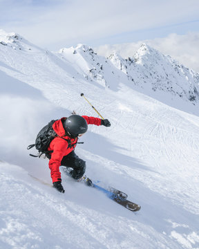 sportlich skifahren im freien Gelände