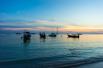Obraz premium Fishing boat and sunset sky on Pattaya beach, Koh Lipe, Satoon province, Thailand.