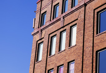Obraz premium A view of a brick building in NYC in a blue clear sky