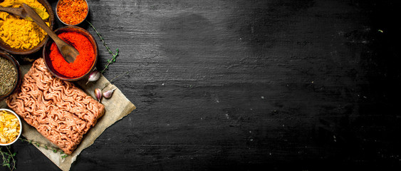 Fresh minced beef with spices and aromatic herbs.