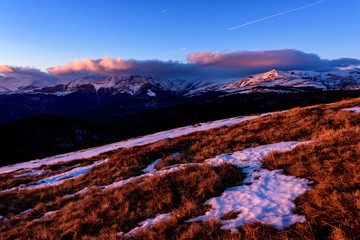 Obraz premium Sunset over the high peaks of the Carpathian mountains in Romania during a beautiful sunset