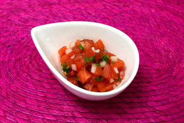 メキシコのサルサ　サルサ・メヒカーナ　コピースペースあり　ピンク背景　Mexican salsa, Salsa Mexicana, Copy space available, Pink background