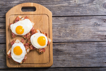 toast with bacon and fried eggs