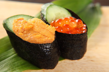 うにといくらの軍艦巻き © hungryworks