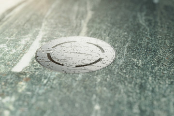 Abflussrinne mit Wassertropfen im Sonnenlicht