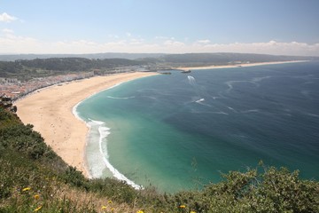 Portugal, étendue de la plage de Nazaré vue du sitio