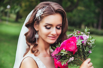 Naklejka premium Beautiful bride outdoors in a park . Bridal style