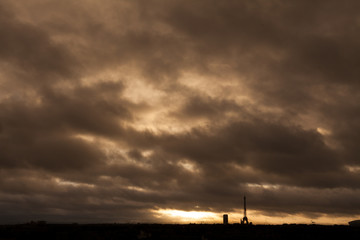 Tour eiffel paris capitale france nuage m&eacute;t&eacute;o sombre charg&eacute;