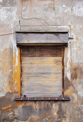 Verwittertes altes Fenster