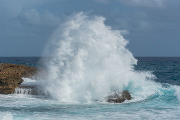 Obraz premium Big wave crashing in Guadeloupe, windy sea 