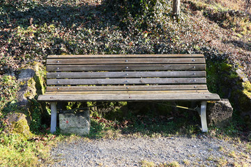 freistehende Sitzbank in der Sonne