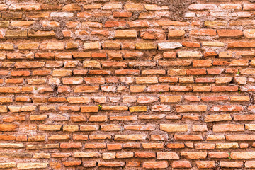 ローマ　赤レンガの塀