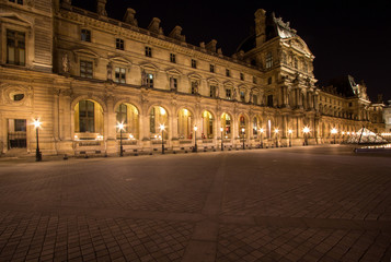 Obraz na płótnie Canvas Musee Louvre in Paris by night