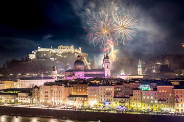 Naklejka premium Feuerwerk über der Altstadt von Salzburg, Festung Hohensalzburg