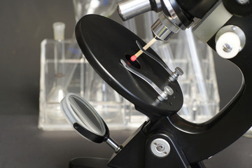 Mikroskop und Reagenzgläser im Studio fotografiert
