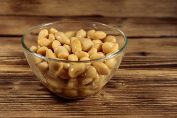 White kidney bean in glass bowl on wooden table
