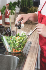 Balsamico Essig wird auf frischen Salat gegossen
