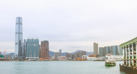 Naklejka premium Hong Kong skyline with boats in Victoria Harbor