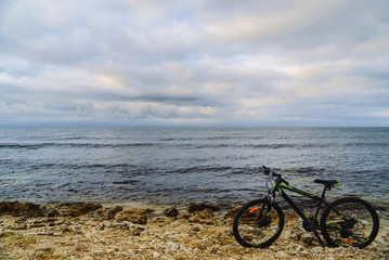 Obraz premium Mountain biking on the beach