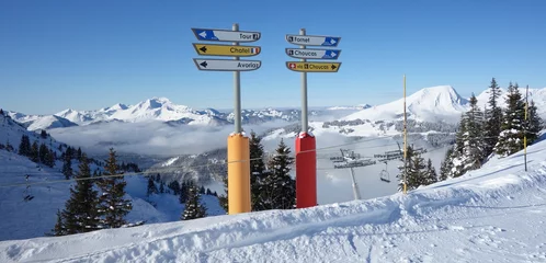 Cercles muraux Sports dhiver Signs on the ski slopes above Avoriaz in the French Alps