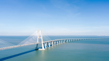 Luftaufnahme der Vasco da Gama-Brücke und des hohen Autoverkehrs in Lissabon, Portugal?